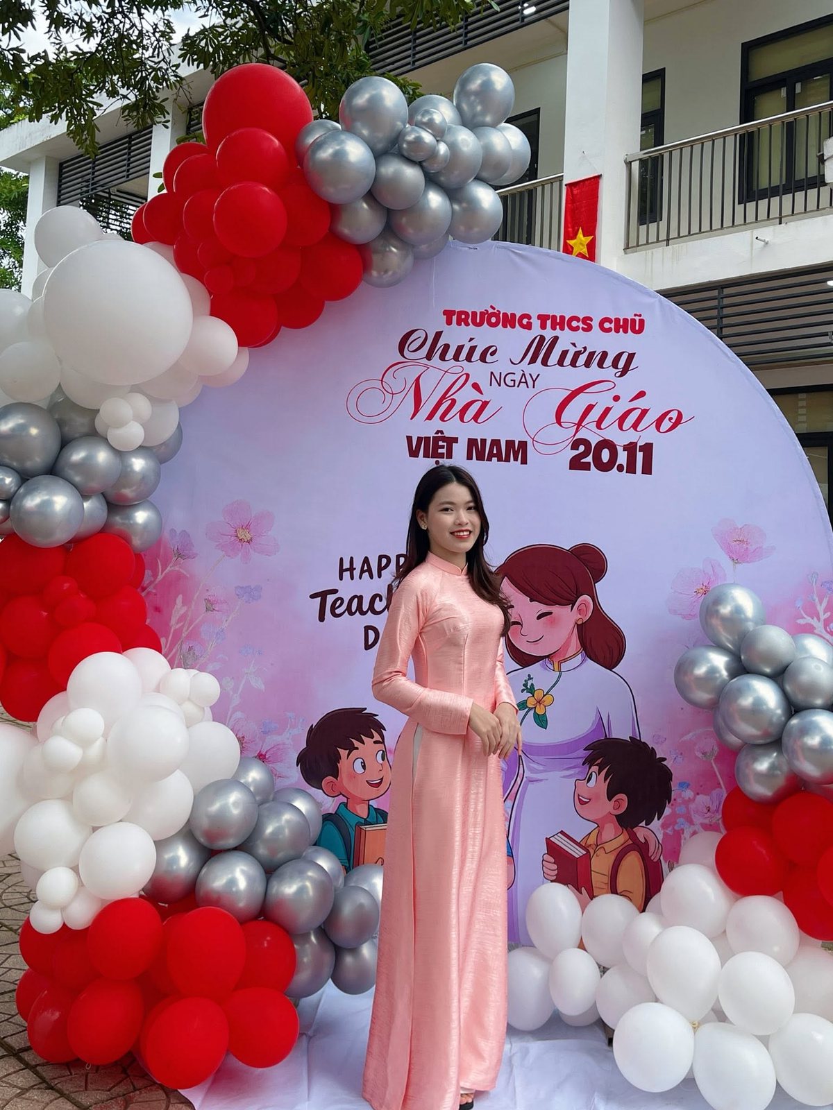 Cô giáo admin chào đón học sinh